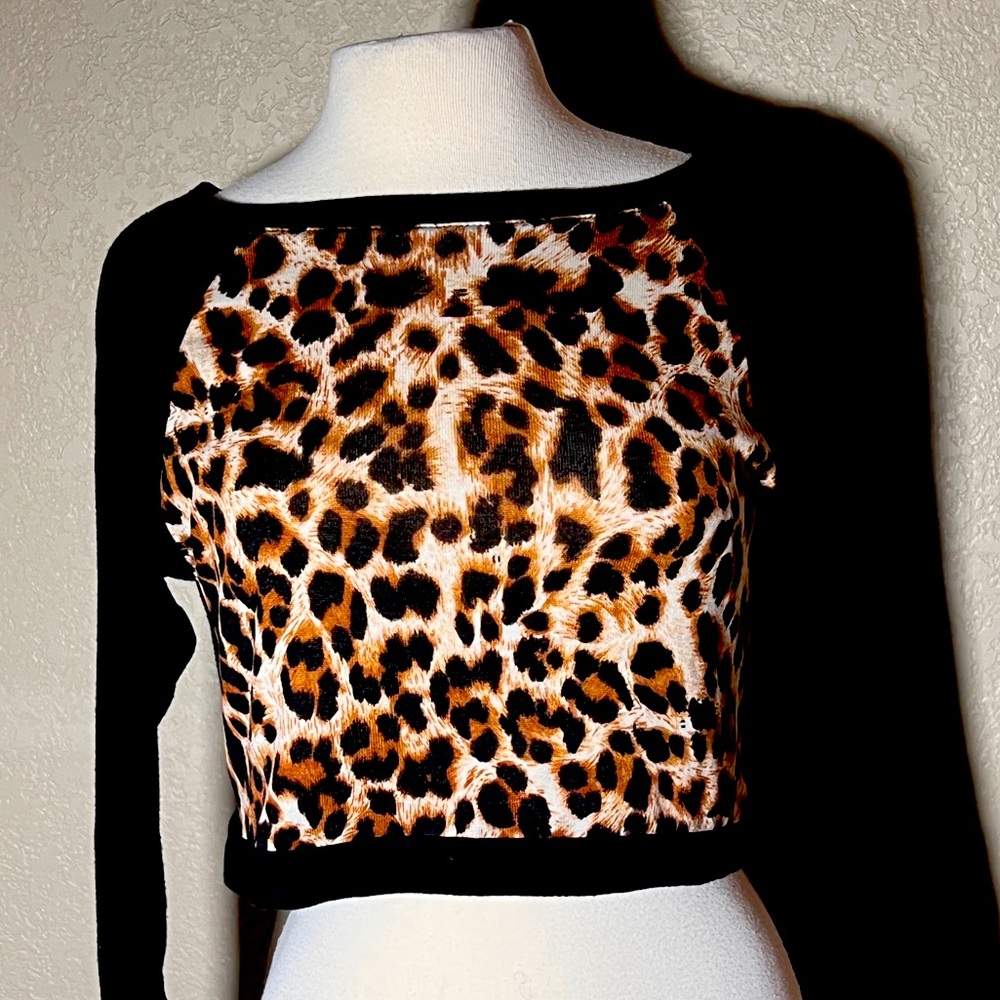Ambiance Appearal cheetah Cropped Sweater Sz m
